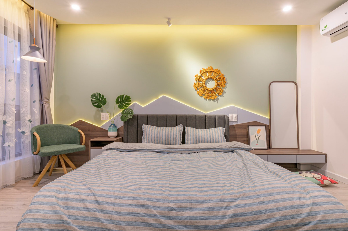 Phòng ngủ tông xanh cốm, khung cửa sổ nhìn ra vườn đầy lãng mạn vào mỗi sớm mai.