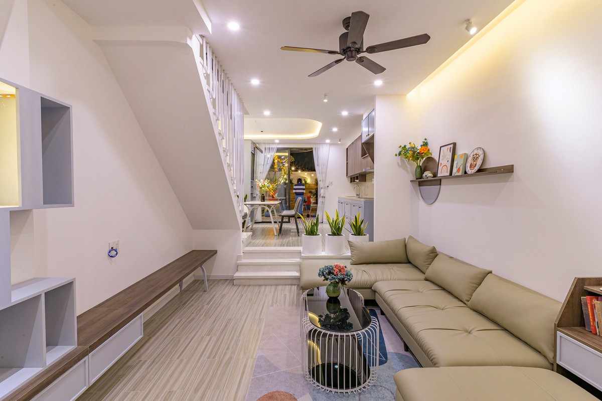 Phòng khách tuy đơn giản nhưng tạo dấu ấn với sofa mềm mại, thoải mái và không gian nhẹ nhàng.