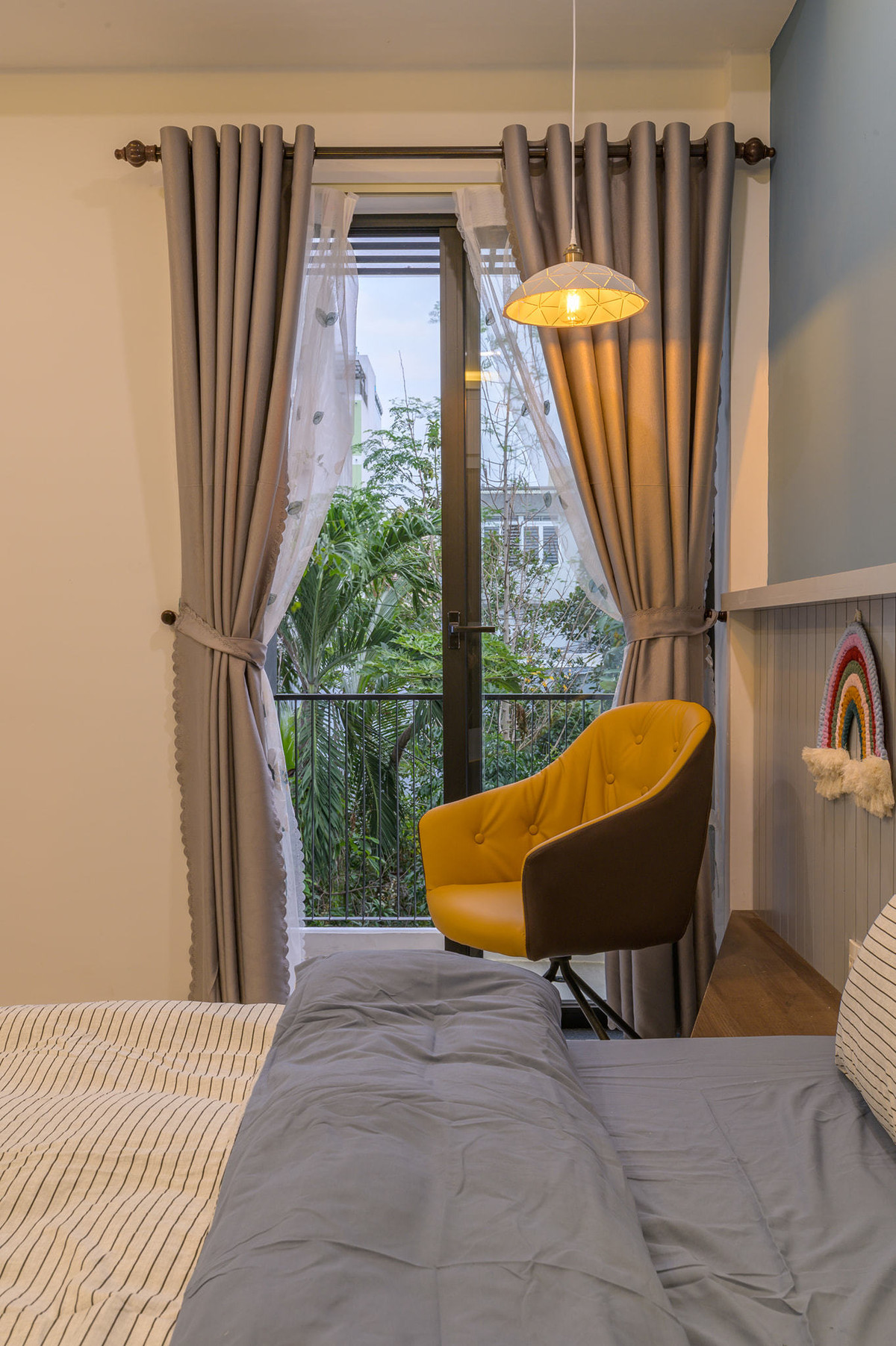 Phòng nào cũng được gia chủ bố trí cửa đón gió mát rượi. Chức năng phòng đảm bảo yếu tố: Nghỉ ngơi, giải trí, thư giãn và thể hiện cá tính riêng.