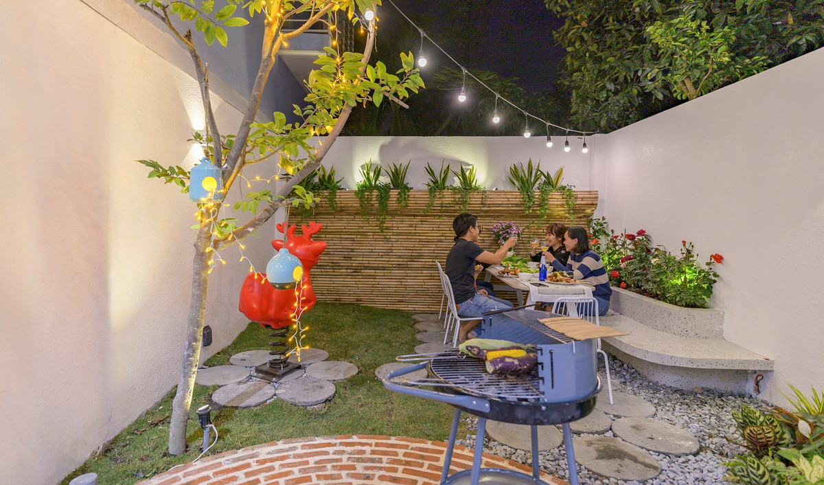 Buổi sáng hay buổi tối, khu vườn đều lung linh, mướt mắt.