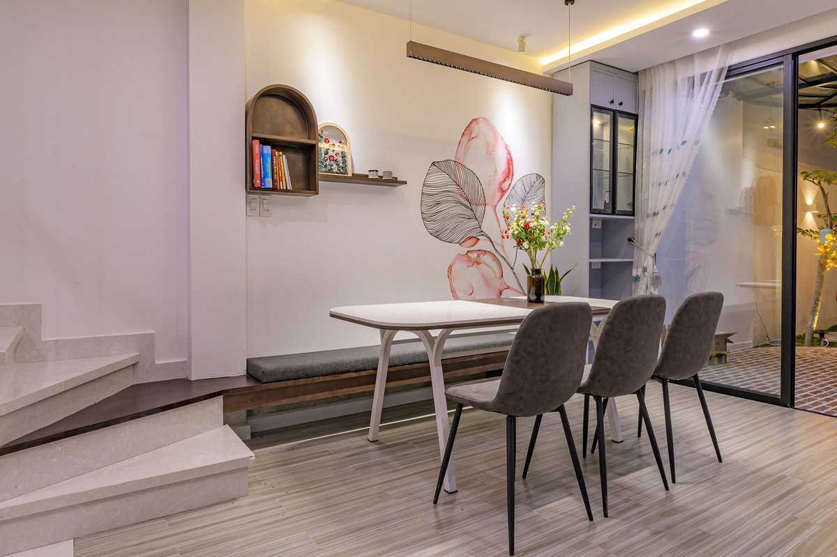 Phòng ăn giáp với khu cầu thang và cũng là nơi kết nối ra khu vườn. Gia chủ có thể thưởng thức bữa tối bình yên bên gia đình và tận hưởng cảm giác trong lành.