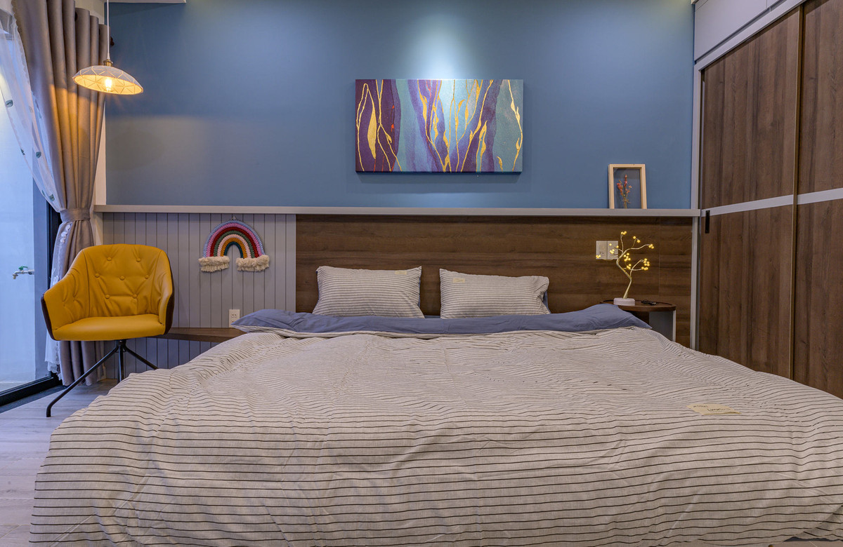 Phòng ngủ thứ 3 trong nhà mang sắc xanh lam. 