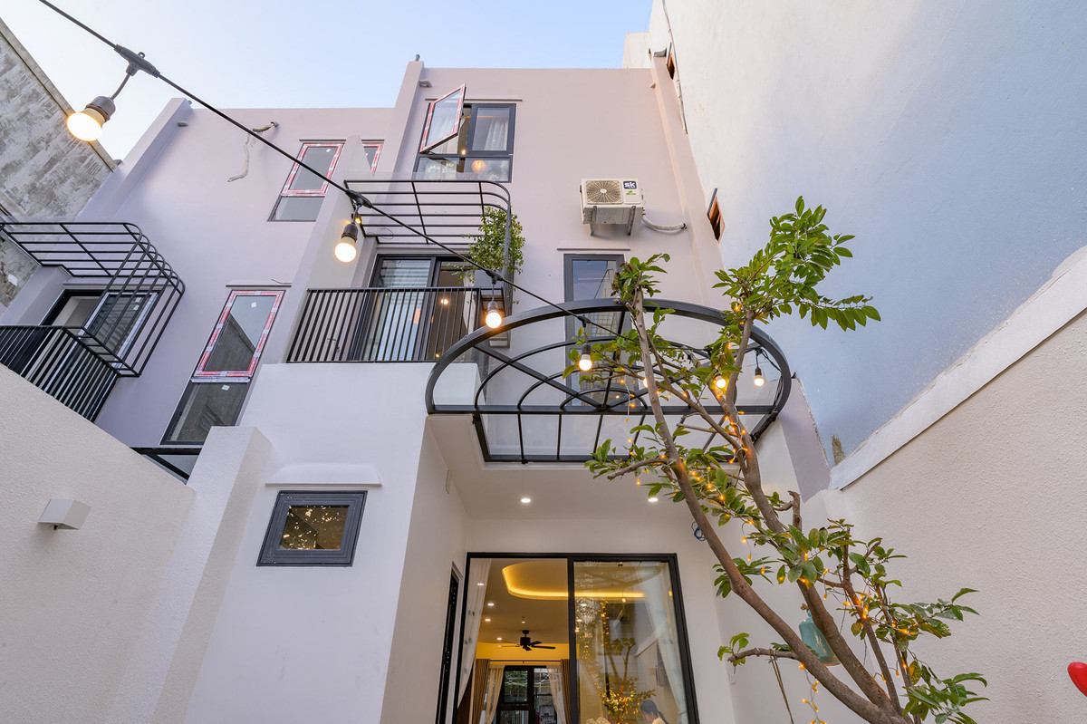 Khu vườn nhỏ xinh như công viên, làm chỗ chơi cho trẻ nhỏ và tụ tập ăn uống ngoài trời khi muốn đổi không khí. Mặt sau của nhà, nhìn xuống khu vườn. 