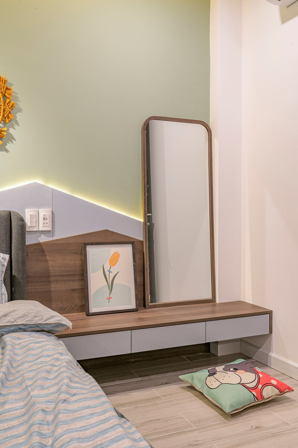 Họa tiết gối đến ghế ngồi cùng tông màu, cho phòng ngủ thêm sống động.