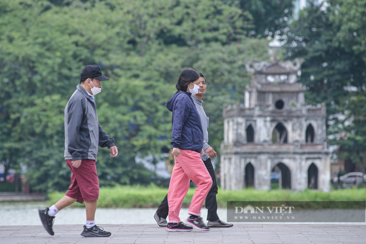 Tại khu vực Hồ Gươm (quận Hoàn Kiếm), người dân phải mang áo khoác khi đi tập thể dục. Ảnh Viết Niệm.