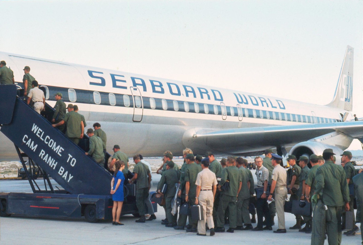 Lính Mỹ xách va li về nước tại sân bay Cam Ranh, 1969. Ảnh: Bernie.