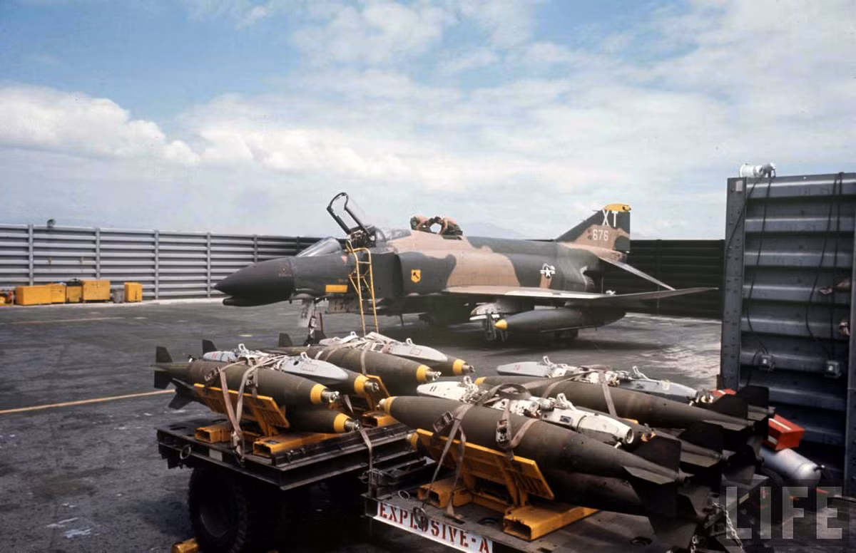 Máy bay chiến đấu F-4 Phantom II của Mỹ tại sân bay Cam Ranh, 1968. Ảnh: Alfred Eisenstaedt.