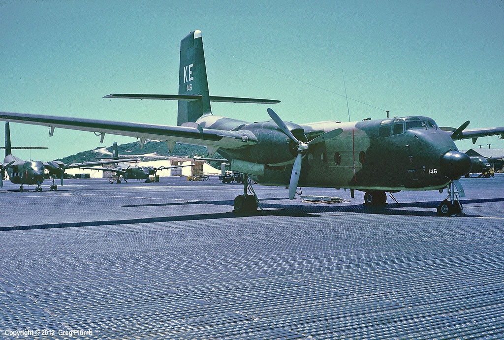 Máy bay vận tải quân sự C-7 Caribou của Mỹ ở sân bay. Ảnh: Greg Plumb.