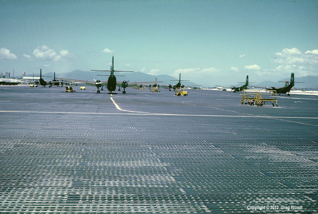 Sân đỗ máy bay ở căn cứ Cam Ranh, 1967. Ảnh: Greg Plumb.