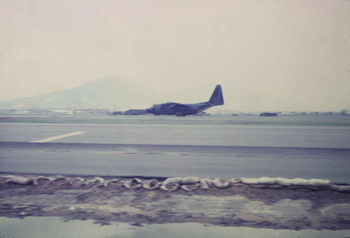 Một góc sân bay Cam Ranh năm 1968. Ảnh: Sue Ellen.