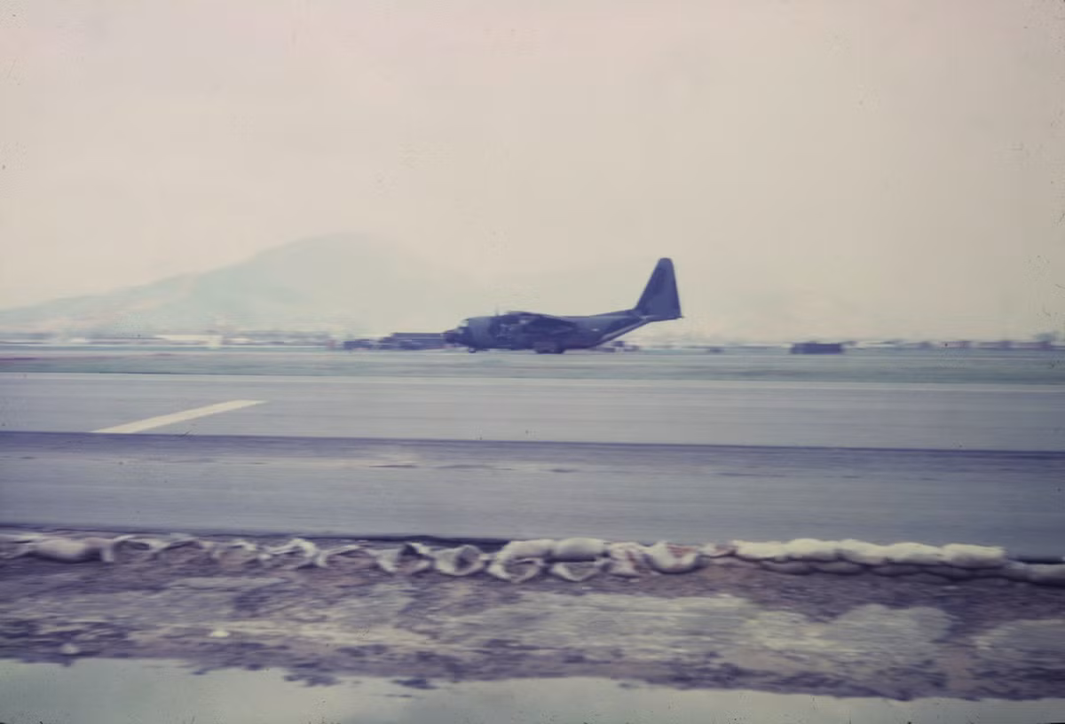 Một góc sân bay Cam Ranh năm 1968. Ảnh: Sue Ellen.