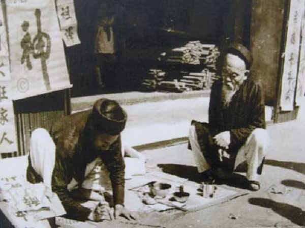 "Mùa vụ" quan trọng nhất của ông đồ là dịp Tết Nguyên Đán, vì người Việt xưa có tục xin chữ để cầu may mắn, an bình vào ngày đầu xuân.