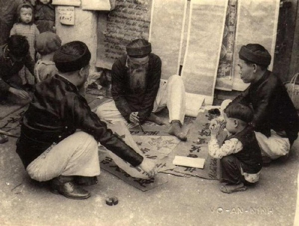 Ngày nay, do sự nở rộ của trào lưu thư pháp, nghề "ông đồ" dường như đã hồi sinh vào ngày Tết. Điều này có thể coi là sự tiếp nối một truyền thống văn hóa tốt đẹp của người Việt. Mời quý độc giả xem video: Đi tìm Tết Việt. Nguồn: VTC14.