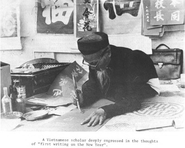 Nhà thơ Vũ Đình Liên đã cảm thán về điều này qua bài thơ Ông đồ (sáng tác năm 1936). Khổ cuối bài thơ là những lời tiếc nuối: Năm nay đào lại nở/ Không thấy ông đồ xưa/ Những người muôn năm cũ/ Hồn ở đâu bây giờ?