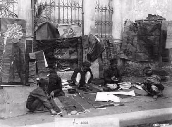 Cùng sự suy tàn của Nho học, nghề ông đồ bắt đầu mai một từ những thập niên đầu thế kỷ 20. Theo thời gian, số người hành nghề viết chữ trên phố phường vào dịp Tết chỉ còn rất ít.