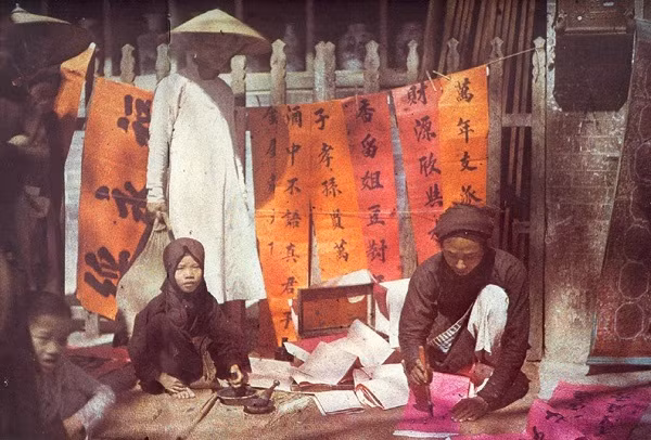 Địa điểm hành nghề của ông đồ thường là cổng đình, chùa hoặc bên những con phố đông người qua lại.