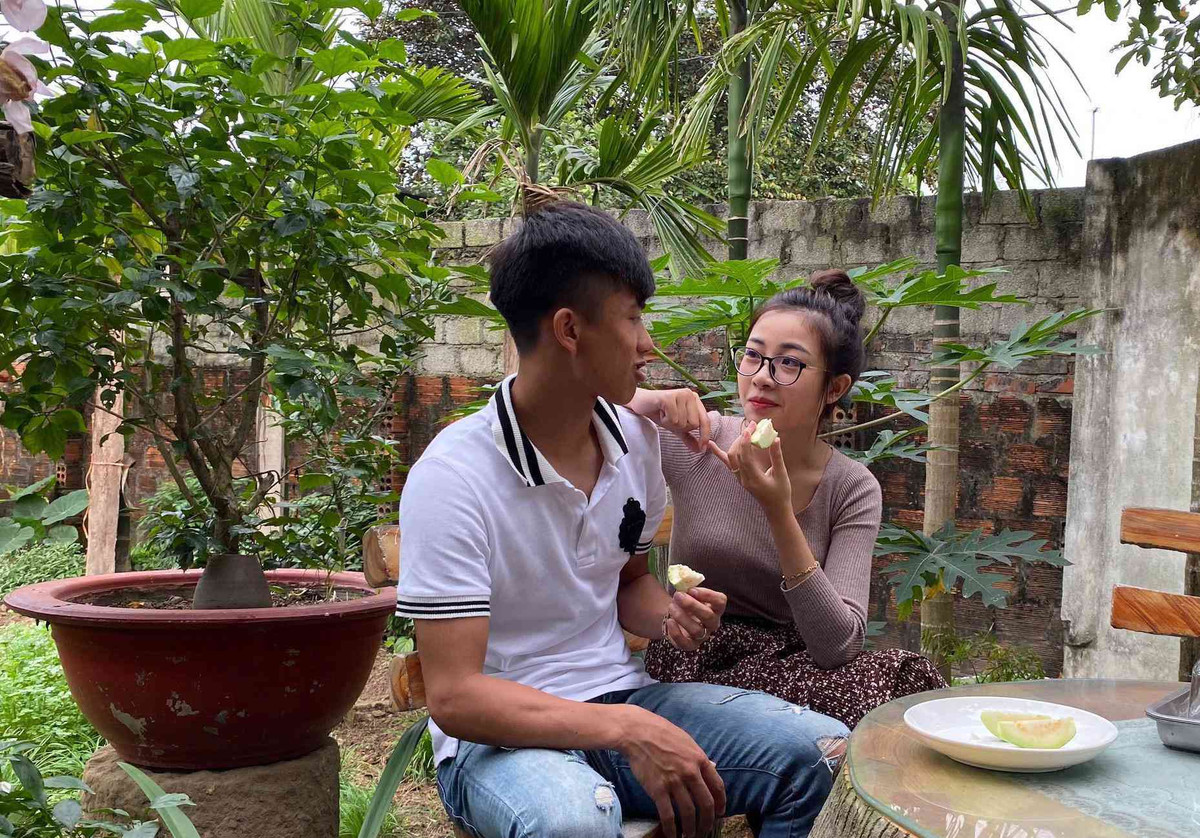 Phan Van Duc hao huc don Tet tai nha vo, hoi hop truoc le cuoi lon