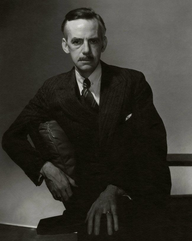 Eugene O'neill (Mậu Tý, 1888 - 1953) là nhà viết kịch vĩ đại người Mỹ, có công lớn trong việc phát triển nền sân khấu Mỹ. Năm 1936, ông được trao giải Nobel về văn học và trở thành nhà soạn kịch đầu tiên của Mỹ nhận được giải thưởng này. Các tác phẩm lớn của ông là Con khỉ rậm lông (1921), Hoàng đế Jones (1920)...