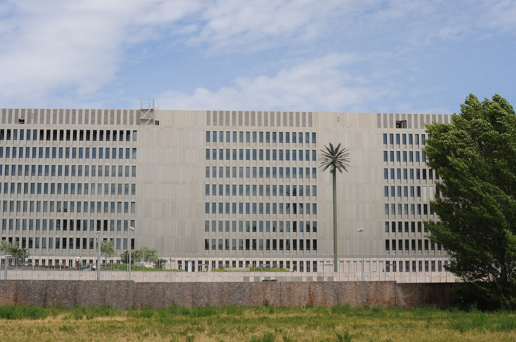 Cho đến nay, lý do thực sự đằng sau việc BND giám sát, nghe lén Bộ Thương Mại và Công nghiệp Afghanistan vẫn chưa được xác thực rõ ràng, dẫn đến nhiều giả thuyết được lưu truyền.