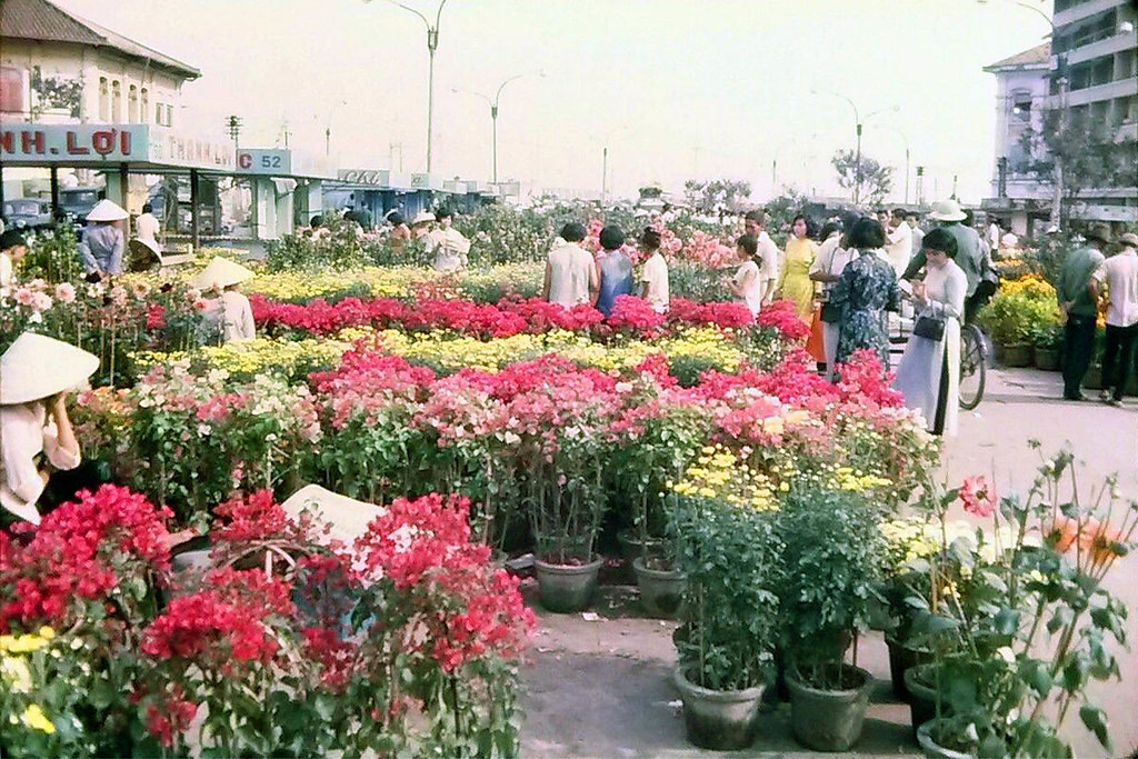 Cảnh tượng như "biển hoa" tại chợ hoa Nguyễn Huệ 1971.