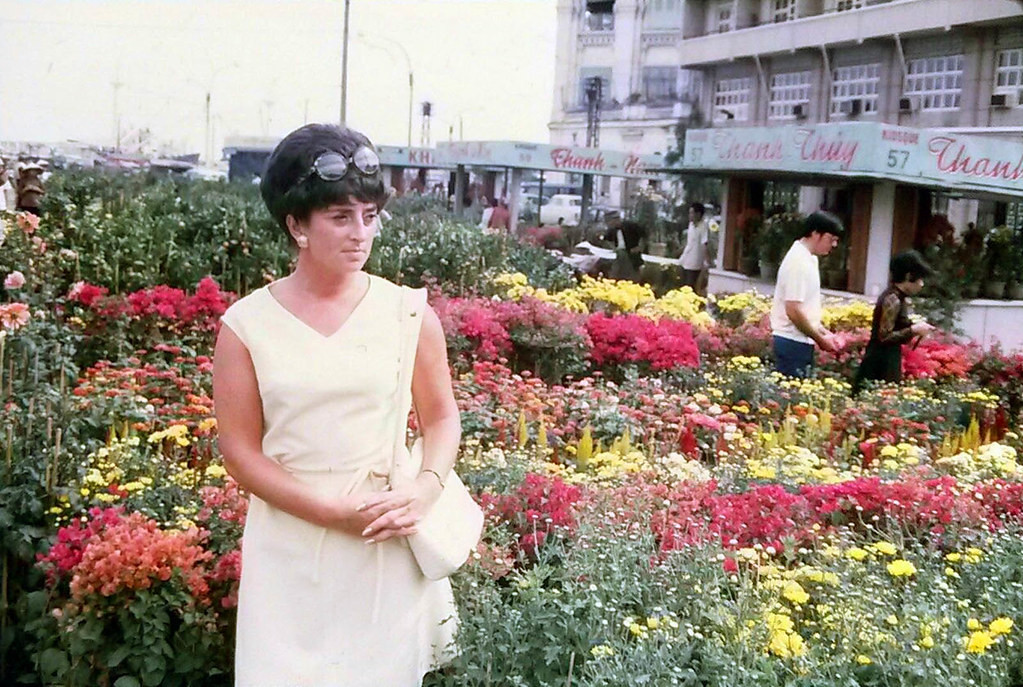 Người vợ của phó nháy Mỹ rạng rỡ bên hoa. Mời quý độc giả xem video: Đi tìm Tết Việt. Nguồn: VTC14.