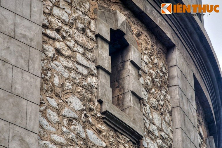 Theo một số tư liệu, đá tảng dùng để xây tháp nước Hàng Đậu chính là đá lấy từ thành cổ Hà Nội, do cô Tư Hồng thầu phá khoảng năm 1893 - 1894. Ngày nay tháp còn khá nguyên vẹn và là một trong những công trình kiến trúc cổ xưa nhất của Hà Nội còn tồn tại.