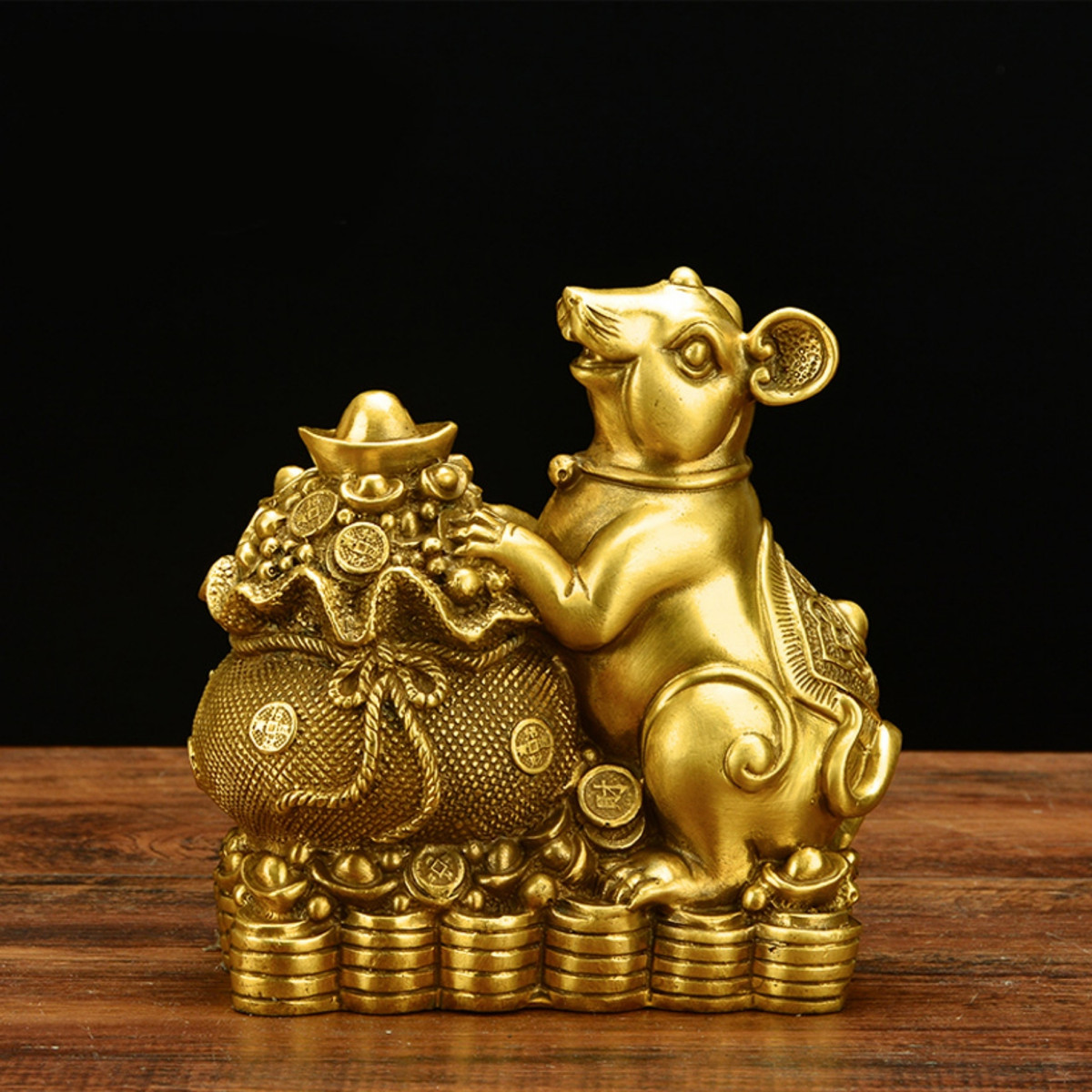 Do tốc độ sinh sôi nảy nở nhanh, chuột cũng được coi là một biểu tượng của sự sung túc. Hình ảnh con chuột nằm trên đống tiền hoặc thỏi vàng, chuột ngậm đồng tiền là tượng trưng cho mong muốn tài lộc dồi dào, cuộc sống đầy đủ.