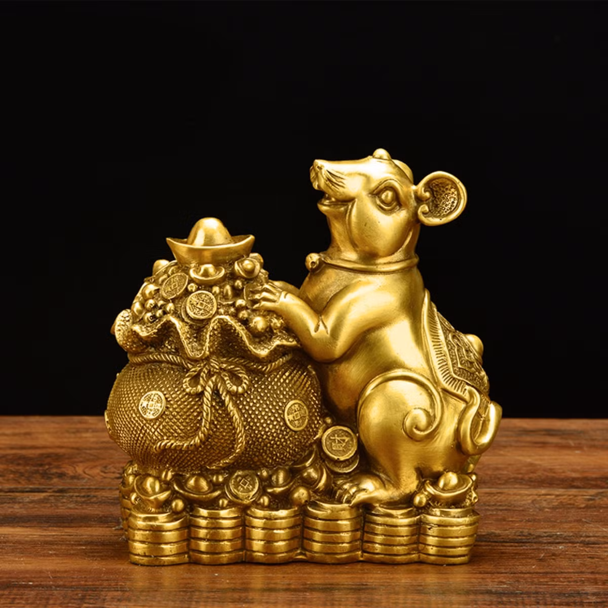 Do tốc độ sinh sôi nảy nở nhanh, chuột cũng được coi là một biểu tượng của sự sung túc. Hình ảnh con chuột nằm trên đống tiền hoặc thỏi vàng, chuột ngậm đồng tiền là tượng trưng cho mong muốn tài lộc dồi dào, cuộc sống đầy đủ.