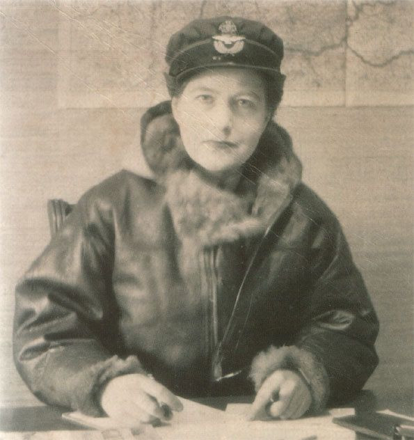 Tháng 2/1943, Vera làm đơn xin nhập quốc tịch Anh. Ban đầu bà bị từ chối vì nguồn gốc Do Thái. Nhưng được sự giúp đỡ của người đứng đầu đơn vị F, Maurice Buckmaster nên cuối cùng, đơn của Vera đã được chấp nhận.