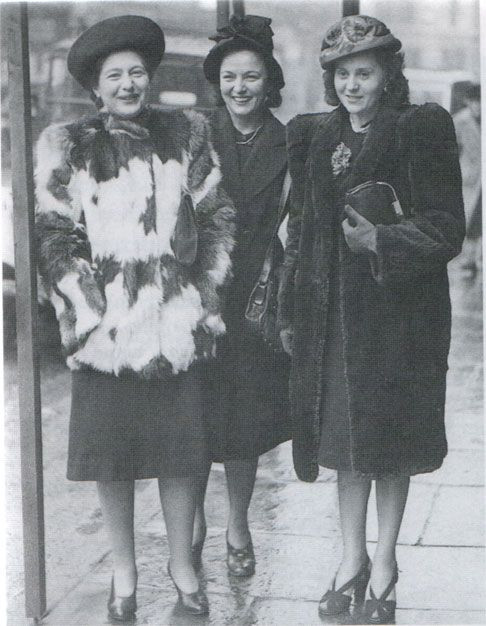 Khi Thế chiến II bùng nổ, Vera sang Anh quyết định nộp đơn tham gia Lục quân, Hội Chữ thập đỏ Anh và Cơ quan kiểm duyệt bưu chính, nhưng bị từ chối vì không phải người Anh. Mọi chuyện thay đổi vào tháng 2/1941, khi bà nhận được một lá thư mời bà đến Bộ Chiến tranh để phỏng vấn.