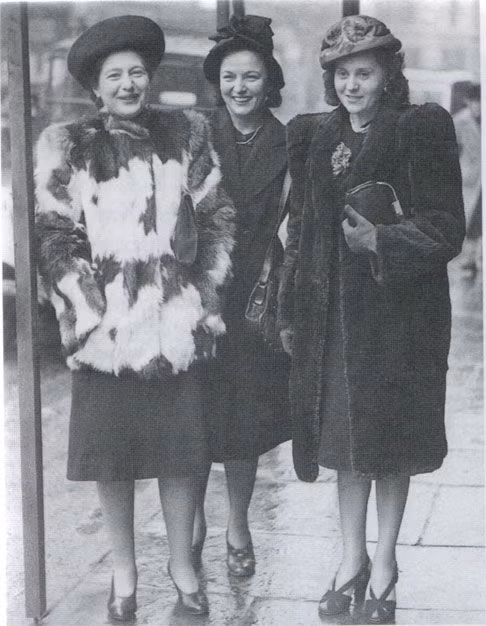 Khi Thế chiến II bùng nổ, Vera sang Anh quyết định nộp đơn tham gia Lục quân, Hội Chữ thập đỏ Anh và Cơ quan kiểm duyệt bưu chính, nhưng bị từ chối vì không phải người Anh. Mọi chuyện thay đổi vào tháng 2/1941, khi bà nhận được một lá thư mời bà đến Bộ Chiến tranh để phỏng vấn.