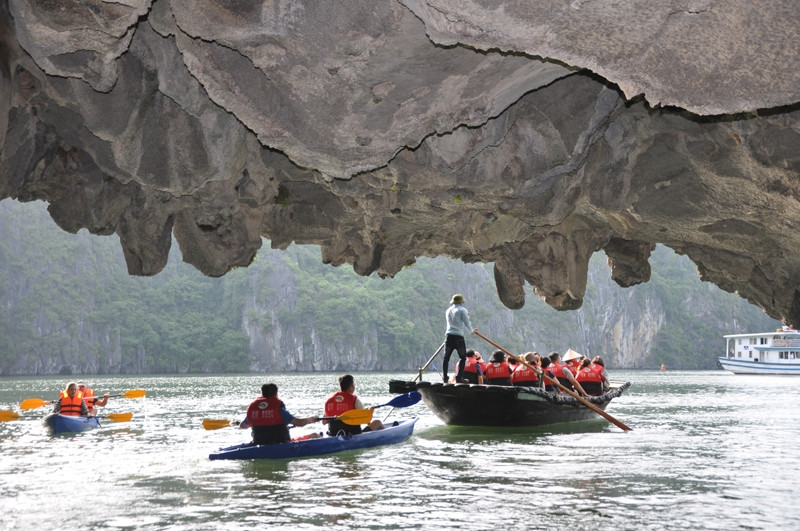 Lat thuyen tai Vinh Ha Long, 1 du khach Han Quoc tu vong