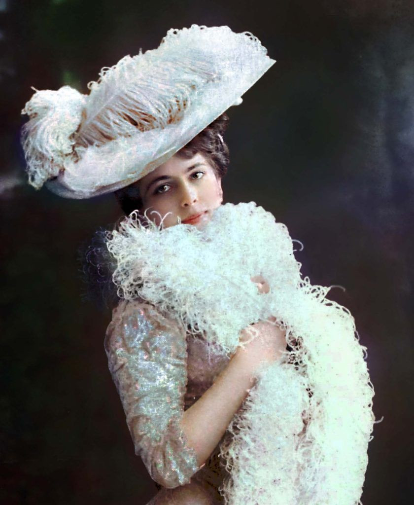 Vào năm 1917, người Pháp cáo buộc bà làm gián điệp cho Đức. Mata biện hộ rằng, bà được trả tiền để làm gián điệp cho người Pháp ở Bỉ, nhưng các nhà chức trách Pháp cho biết bà là điệp viên hai mang và bà đã bán các thông tin mật cho người Đức.