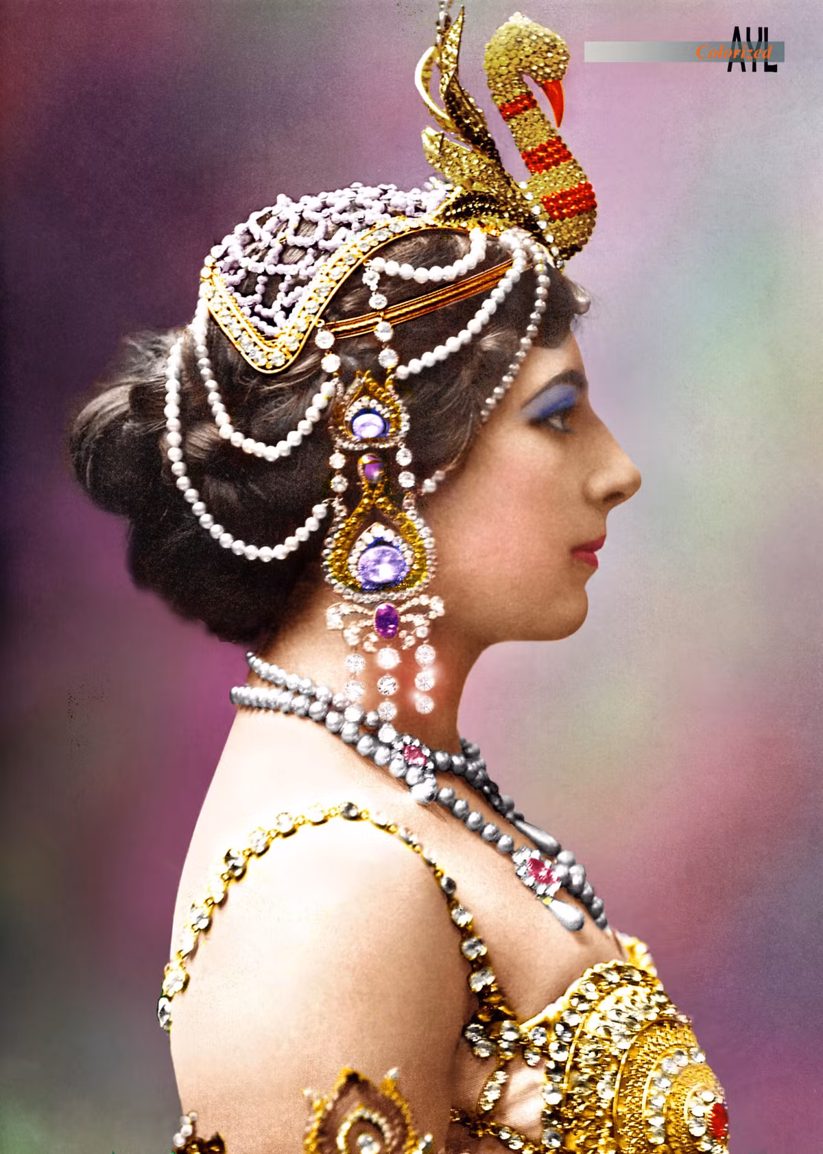 Mata Hari bị xử bắn vào ngày 15/10/1917, ở độ tuổi 41. Nữ điệp viên huyền thoại này đã từ chối đeo khăn bịt mắt trong những giây phút cuối cùng của đời mình.