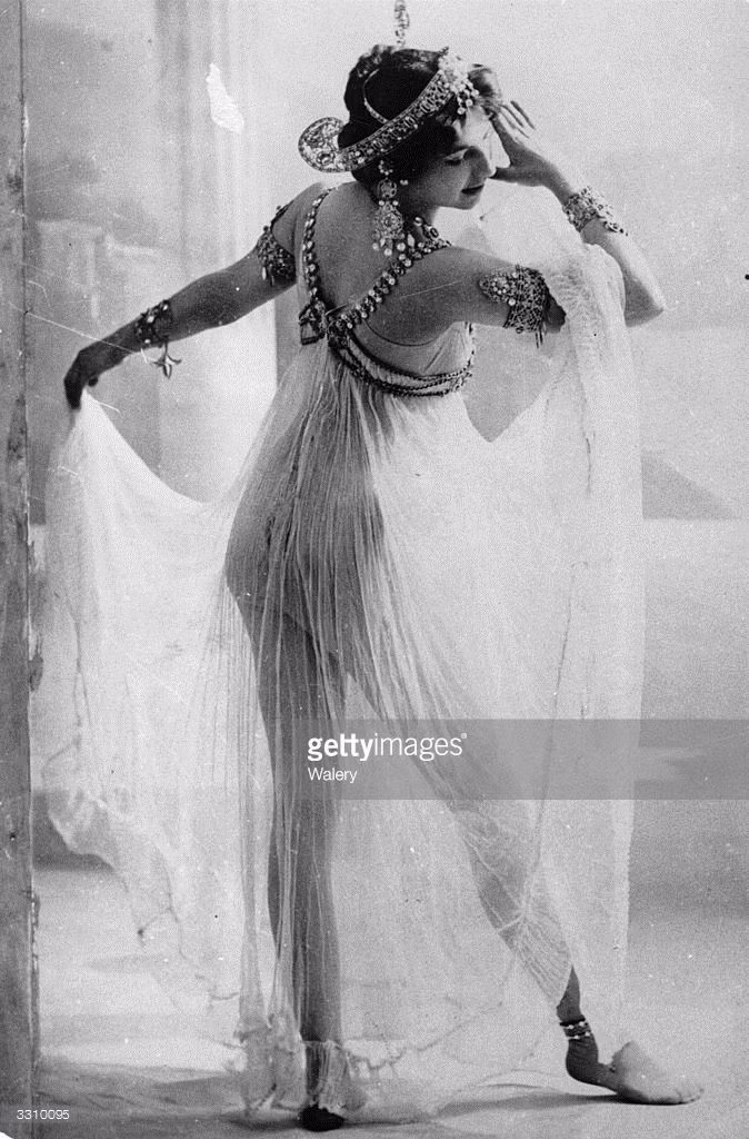 Với những bộ trang phục hở hang táo bạo và những điệu nhảy gợi cảm, Mata thu hút khán giả khắp các thành phố Berlin (Đức), Vienne (Áo) và Madrid (Tây Ban Nha). Bà cũng có quan hệ phức tạp với nhiều nhân vật chính trị và quân sự lúc bấy giờ.