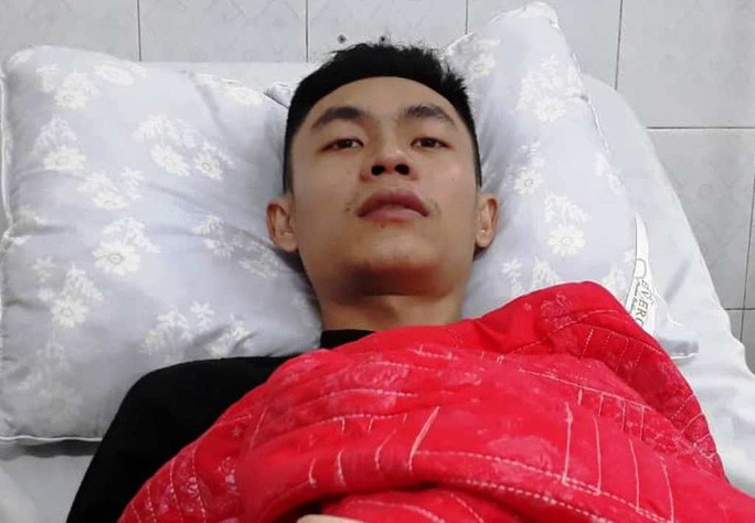 Canh sat PCCC nhuong mat na chong doc cho nan nhan vu chay toa nha dau khi