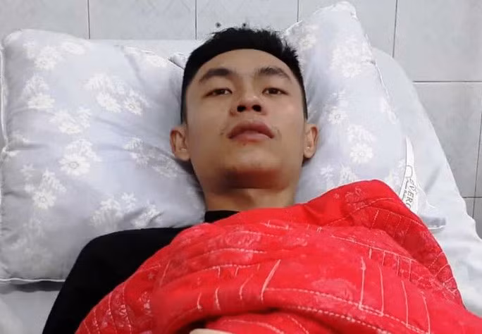 Canh sat PCCC nhuong mat na chong doc cho nan nhan vu chay toa nha dau khi