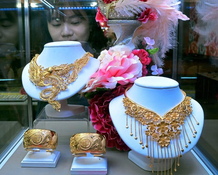 Gia vang hom nay 26/1, hoang loan lan rong, vang tang chua dung