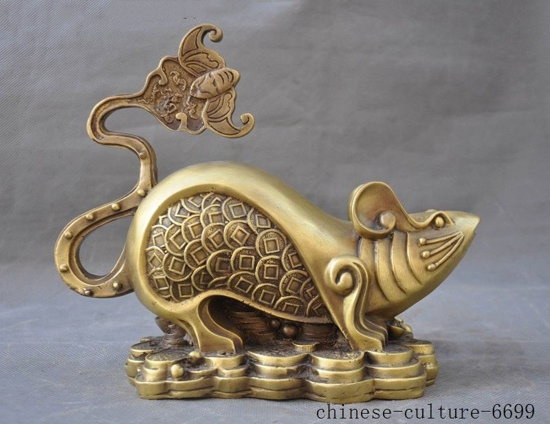 Điều này thể hiện qua hình tượng con chuột ngậm tiền hoặc chuột nằm trên đống vàng... xuất hiện khá phổ biến trong hội họa và điêu khắc truyền thống Trung Hoa.