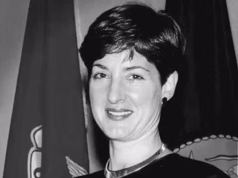 Dù vậy, sự bất mãn của Ana Montes đối với chính sách ngoại giao của Mỹ với Cuba khiến bà nhanh chóng lọt vào tầm ngắm phía La Havana. Từ năm 1985 - 2001, bà Montes đã chuyển giao nhiều bí mật quân sự của Mỹ cho La Havana.