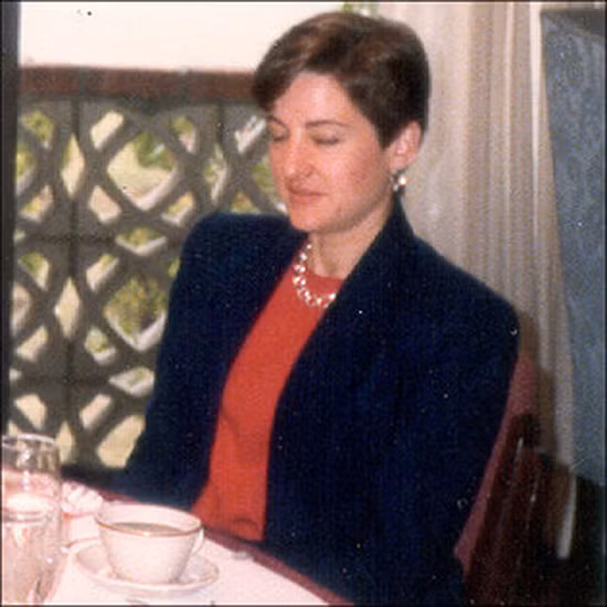 Cuối cùng, sau vài tháng sàng lọc đối tượng, trên màn hình máy tính của Carmichael hiện lên cái tên hết sức quen thuộc với cộng đồng tình báo Mỹ - đó là “Ana Montes”. Carmichael bắt đầu lập hồ sơ chi tiết về bà Montes và cùng FBI lên kế hoạch theo dõi, bắt giữ nữ gián điệp này.