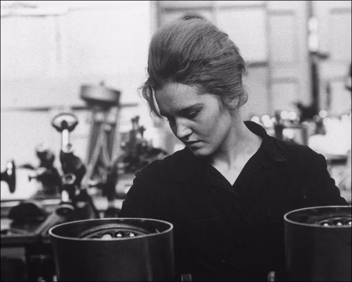 Người đẹp Liên Xô trong nhà máy.