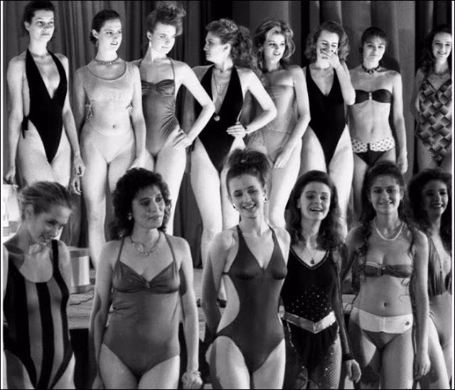 Các thí sinh trong một cuộc thi sắc đẹp ở Liên Xô.