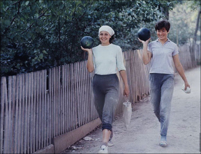 Hai cô gái ở nông trang viên.