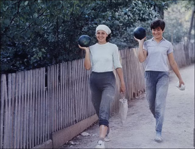 Hai cô gái ở nông trang viên.