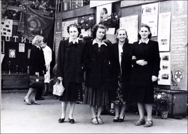 Nét thanh lịch của các phụ nữ công sở Liên Xô.