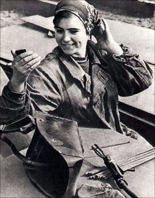 Chân dung một nữ công nhân duyên dáng.