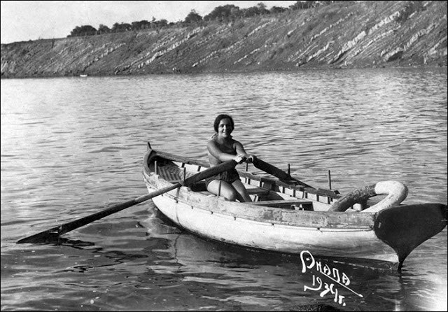 Vẻ đẹp khỏe khoắn của một cô gái chèo thuyền.