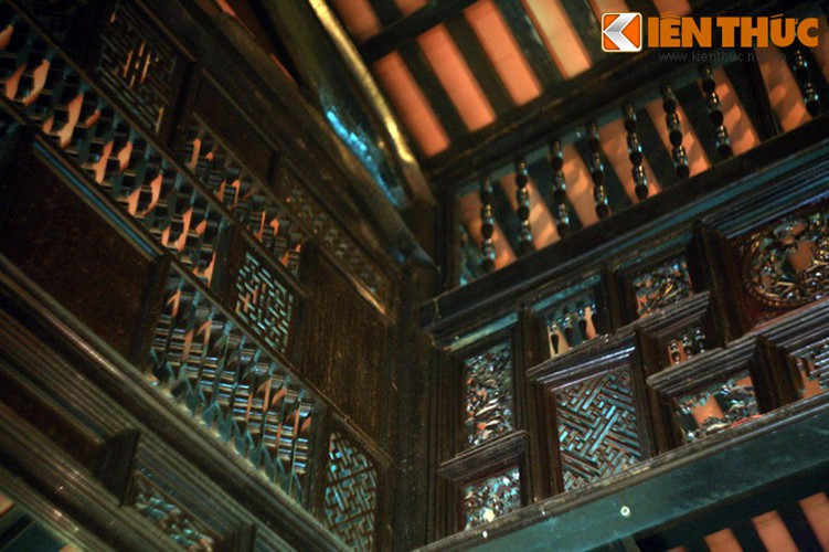 Theo lời kể của người xưa, để xây nhà Lớn Rạch Giá, gia chủ đã cho huy động thợ mộc từ Sài Gòn, thợ chạm khắc đều là thợ giỏi đón từ Miền Bắc. Nguyên vật liệu xây dựng như gỗ, gạch, ngói đều chủ yếu mua từ miền Đông. Riêng gạch hoa lát nền nhập từ Pháp.