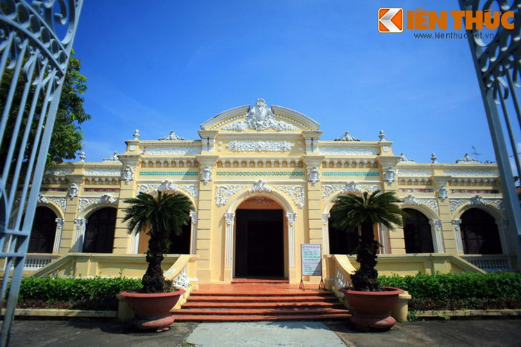 2. Bảo tàng Tỉnh Kiên Giang (số 27 Nguyễn Văn Trỗi, phường Vĩnh Thanh Vân, TP Rạch Giá, Kiên Giang) là một dinh thự cổ bề thế, thường được dân địa phương gọi là nhà Lớn. Công trình do ông Trần Nhuệ, một địa chủ trong vùng cho xây dựng.